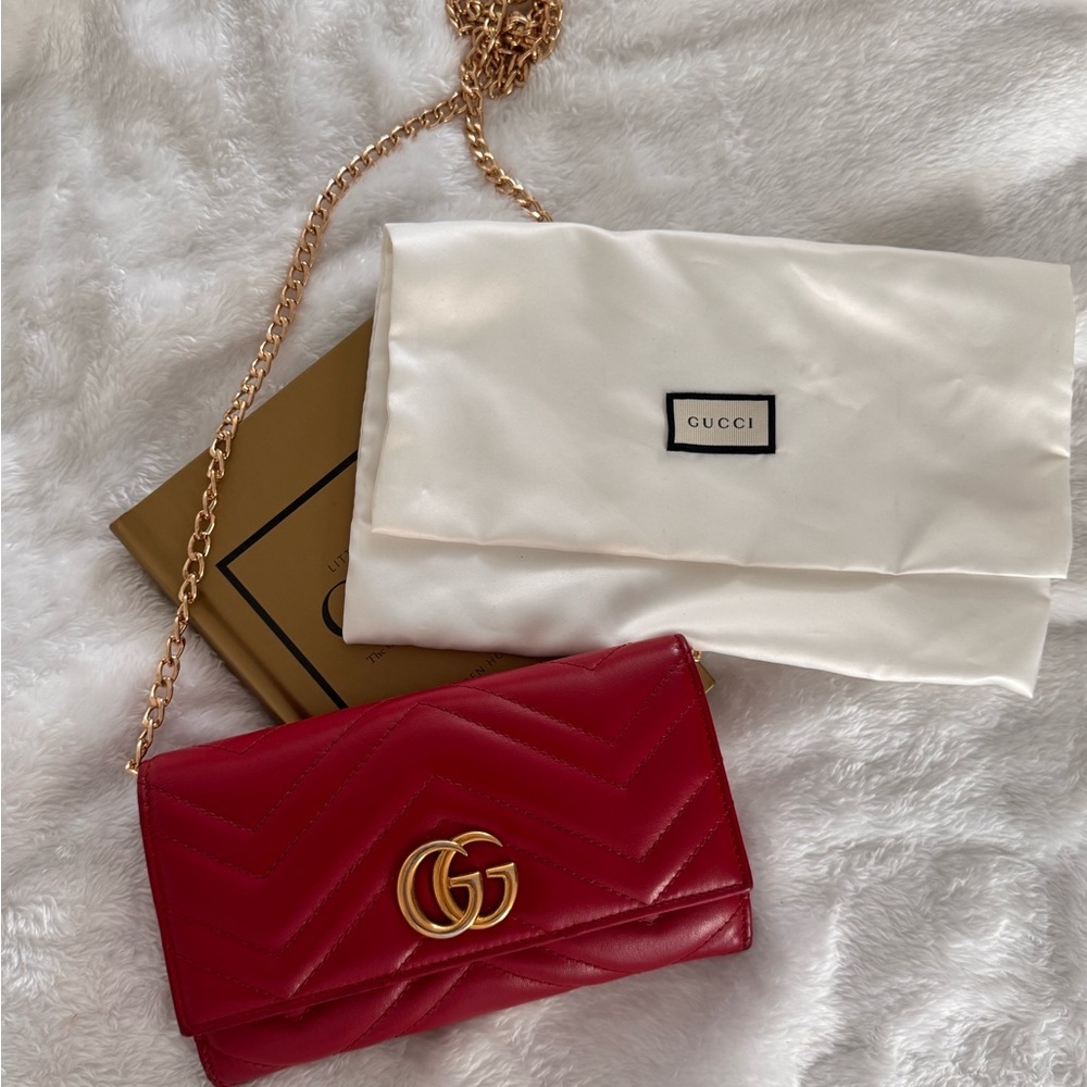 Gucci Red Marmont Chevron Leather Crossbody Bag with Gold Chain - Picture 3 of 16